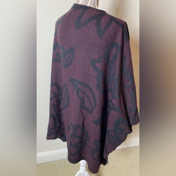 Cleobella Revolve Sevigny Poncho Capelet Wine Burgundy Black Cape Tassels O/S - Picture 2 of 3